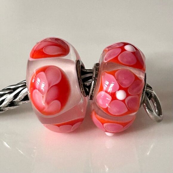 TROLLBEADS Lot Of 2 Pink & Coral Red Uniques LAA 925S NEW! Leaves & Flowers - Picture 1 of 8